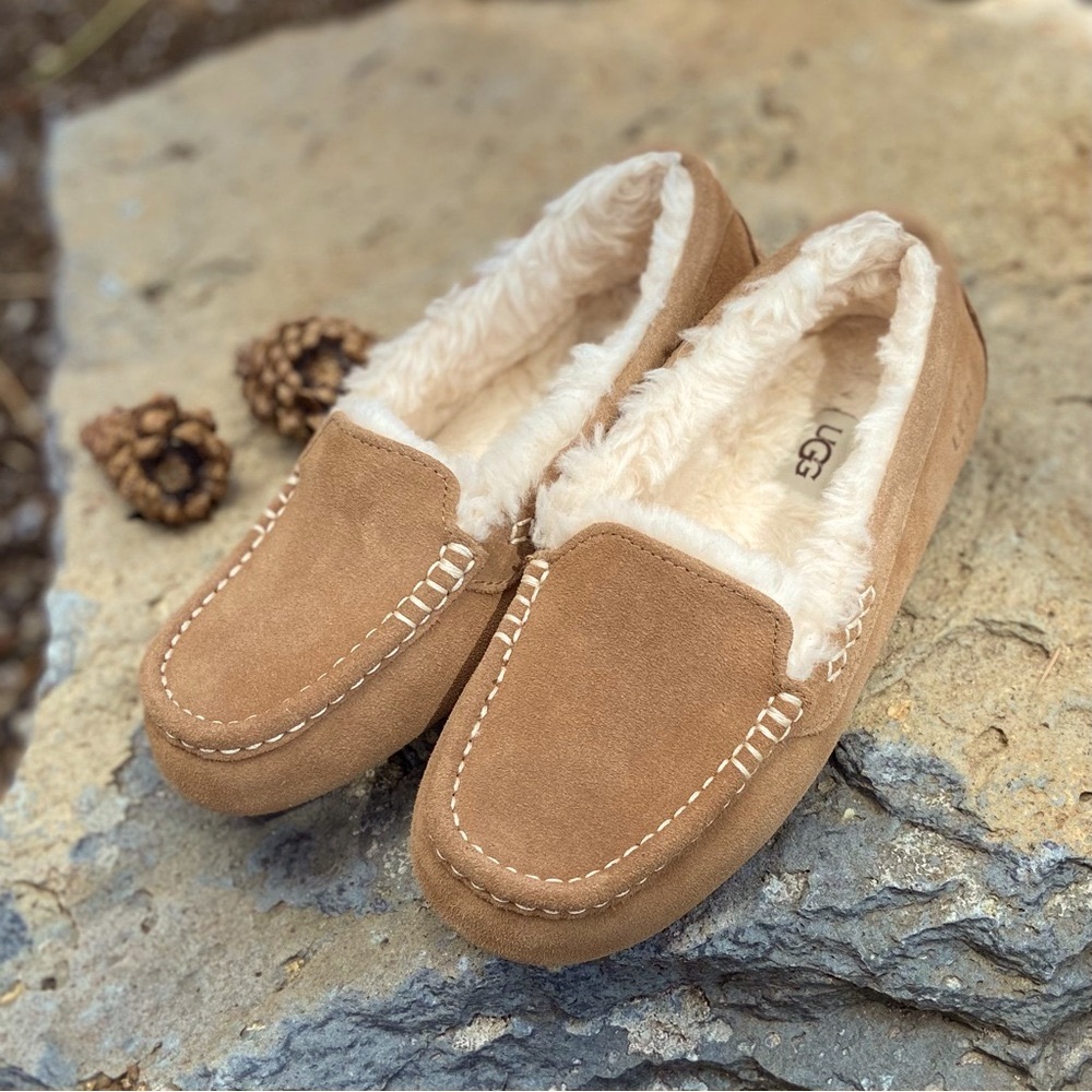 UGG Suede Loafers Plush Lining IN BOX, EXCELLENT LIKE NEW CONDITION